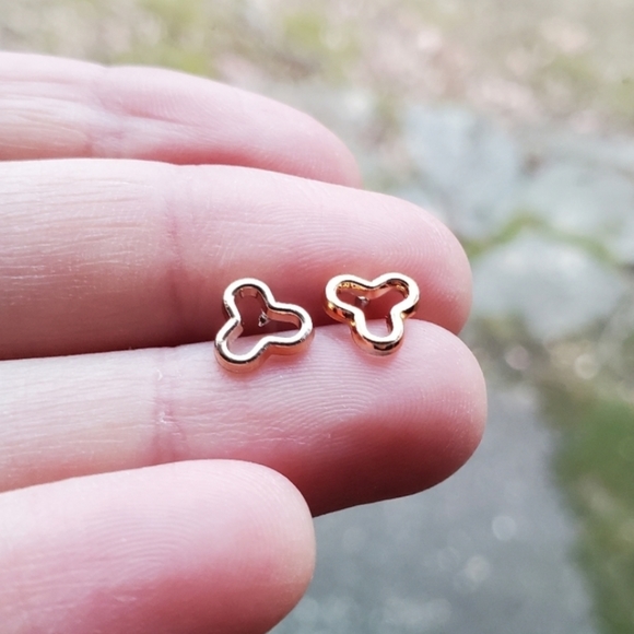 NWOT Tiny 6mm Gold Clover Stud Earrings - Picture 1 of 9